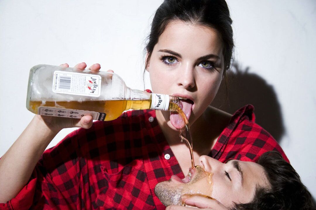 neskak alkohola isurtzen dio gizonari sexua baino lehen