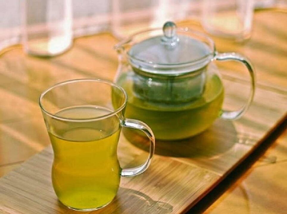 Ajenjo decoction emakume bat alkohola uzteko